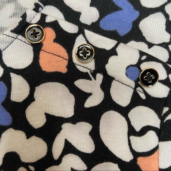 🖤Avon Floral Long-sleeved Tee w/ button details 3/$15 - Picture 3 of 6